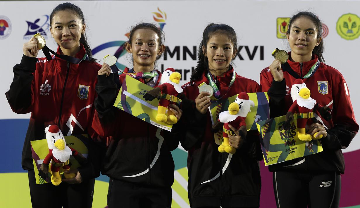 Tim pelari putri DKI Jakarta saat menerima medali emas nomor 4x100 meter estafet pada Kejuaraan Pomnas XVI 2019 di Stadion Madya, Senayan, Jakarta, Rabu (25/9).Tim putri Jakarta berhasil meraih emas di Pomnas 2019. (Bola.com/Yoppy Renato)