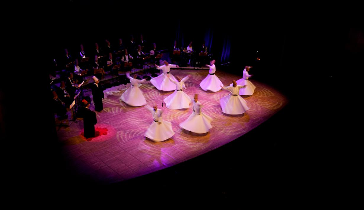 Ahli tasawuf dan penyair religi legendaris, Maulana Jalaluddin Ar-Rumi Muhammad bin Hasin al Khattabi al-Bakri, wafat sekitar 800 tahun lalu. (AP Photo/Emrah Gurel)