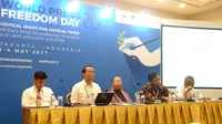 Deputi IV Bidang Komunikasi Politik dan Diseminasi Informasi Kantor Staf Presiden, Eko Sulistyo (kedua dari kanan), di diskusi Fighting Hoax News, Emporing Cyber-Based Media ajang World Press Free (WPFD) 2017. (Liputan6.com/Mulyono Sri Hutomo)