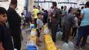Krisis air bersih disebabkan hancurnya sumber-sumber dan fasilitas air bersih akibat agresi militer Israel. (BASHAR TALEB/AFP)