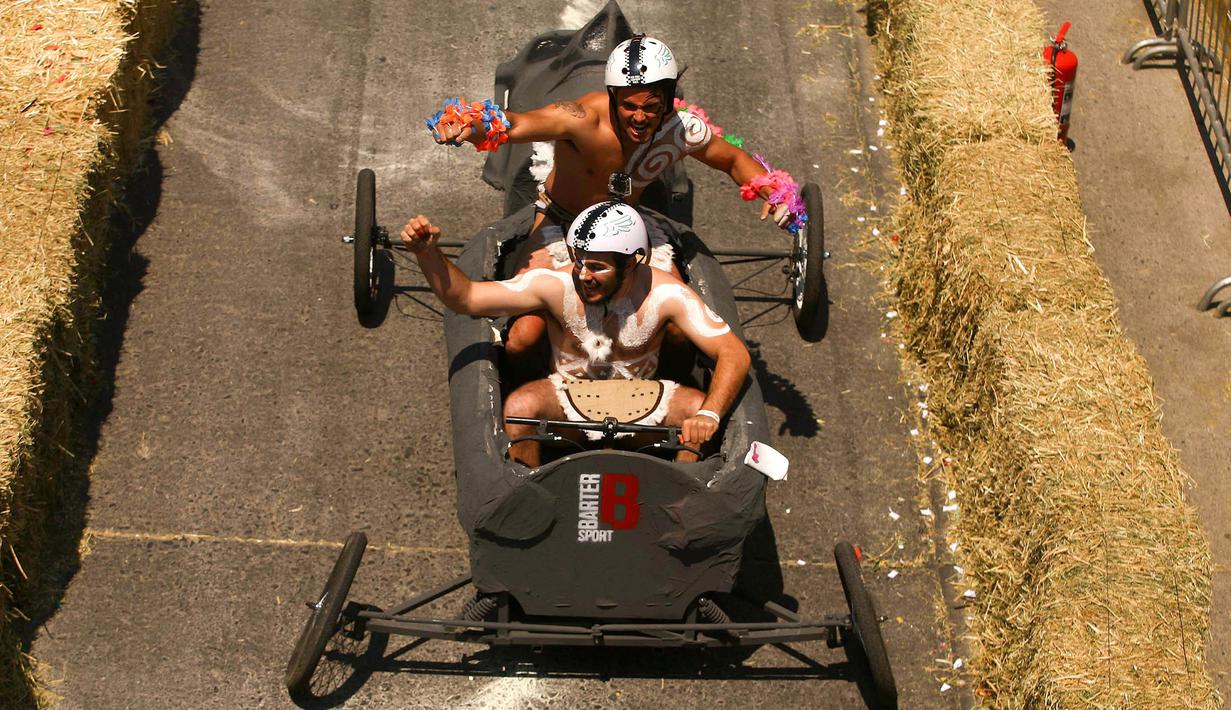 Peserta melintasi jalanan menurun dalam ajang balap mobil 'Kotak sabun' Red Bull Soapbox di Santiago, Chili, Minggu (27/11). Para pengemudi mengandalkan gaya gravitasi bumi karena kendaraan mereka tidak memiliki mesin. (REUTERS/Jonathan Faus)