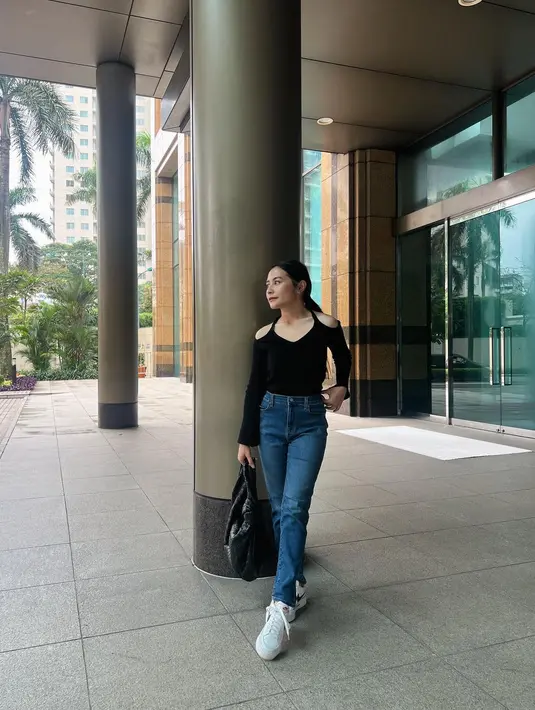 Pilihan off-the-shoulder top pada tampilan kasual dan santai Prilly membuatnya terlihat lebih stylish. [@prilylatuconsina96]