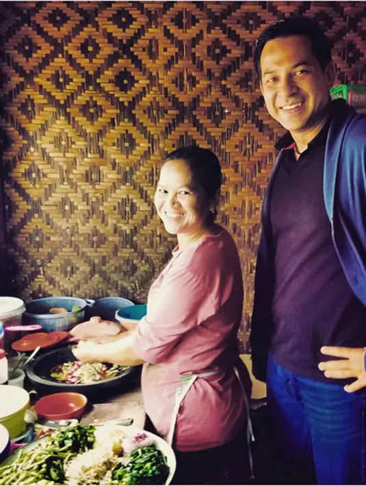 "Ngerujak dulu ah di warung sambil nunggu pesawat baling2 Susi Air yg berpenumpang max 12 org.. Pswt delay tiba di lapangan terbang mungil Cilacap... Delay 2,5 jam aja..." tulis Ari Wibowo. (Instagram/ariwibowo_official)