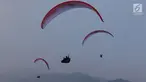 Tiga atlet Paralayang Indonesia berlatih terbang nomor Cross Country di kawasan Puncak, Cianjur, Jawa Barat, Kamis (26/7). Latihan ini mematangkan persiapan jelang laga Asian Games 2018, Agustus mendatang. (Liputan6.com/Helmi Fithriansyah)