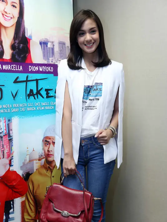 "Waktu itu malah bukan Chelsea, tapi Irish Bella. Dia (fans) maksa banget minta foto. Aku sudah bilang bukan Irish tapi dia enggak percaya dan minta foto. Habis foto dia bilang makasih ya Irish," kenang Nasya. (Nurwahyunan/Bintang.com)