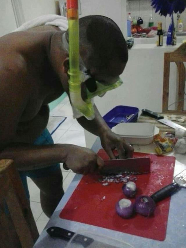 6 Aksi Suami Kupas Bawang Ini Nyeleneh, Gantikan Peran Istri Masak