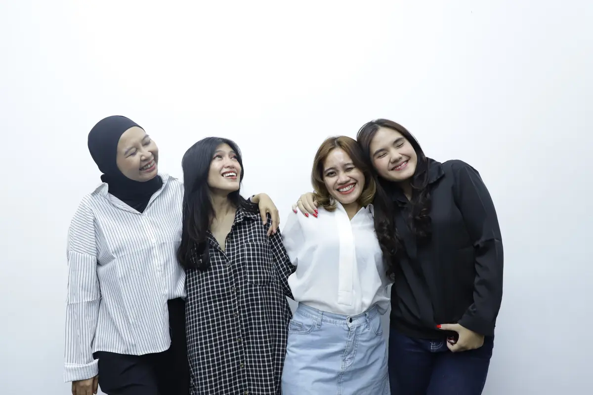 wanita november tentang pertemanan