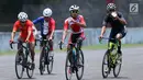 Atlet ParaCycling, M Fadli Immamuddin (ketiga kiri) saat laga di nomor Mens C4 Road Race Asian Para Games 2018 di Sirkuit Sentul Bogor, Selasa (9/10). M Fadli menempati posisi keempat. (Liputan6.com/Helmi Fithriansyah)