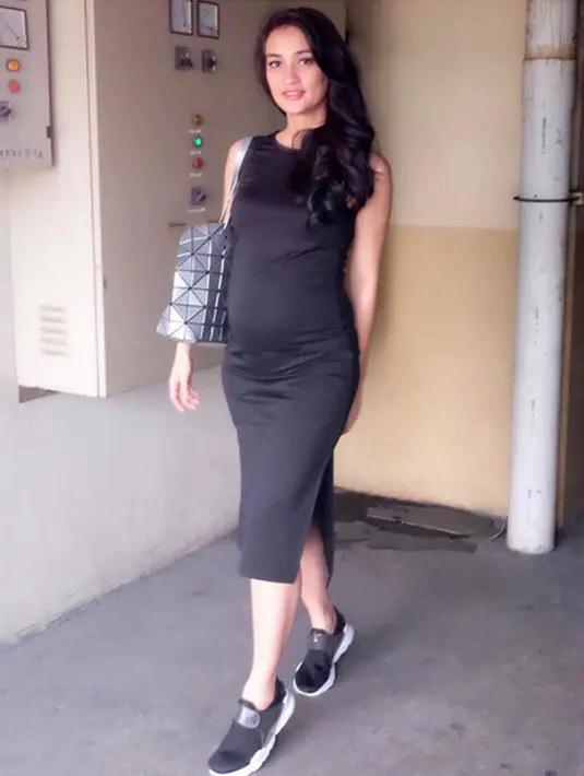 "Omg rio meleleh liatnya," tulis mayarusmayanti. "Bodynya ka @riodewanto Sixpack bngett.. Jdi panass niehh," tulis miswan_arianators13OMG. "Ngilerr liat calon dady," tulis riniwp29. (Instagram/riodewanto)