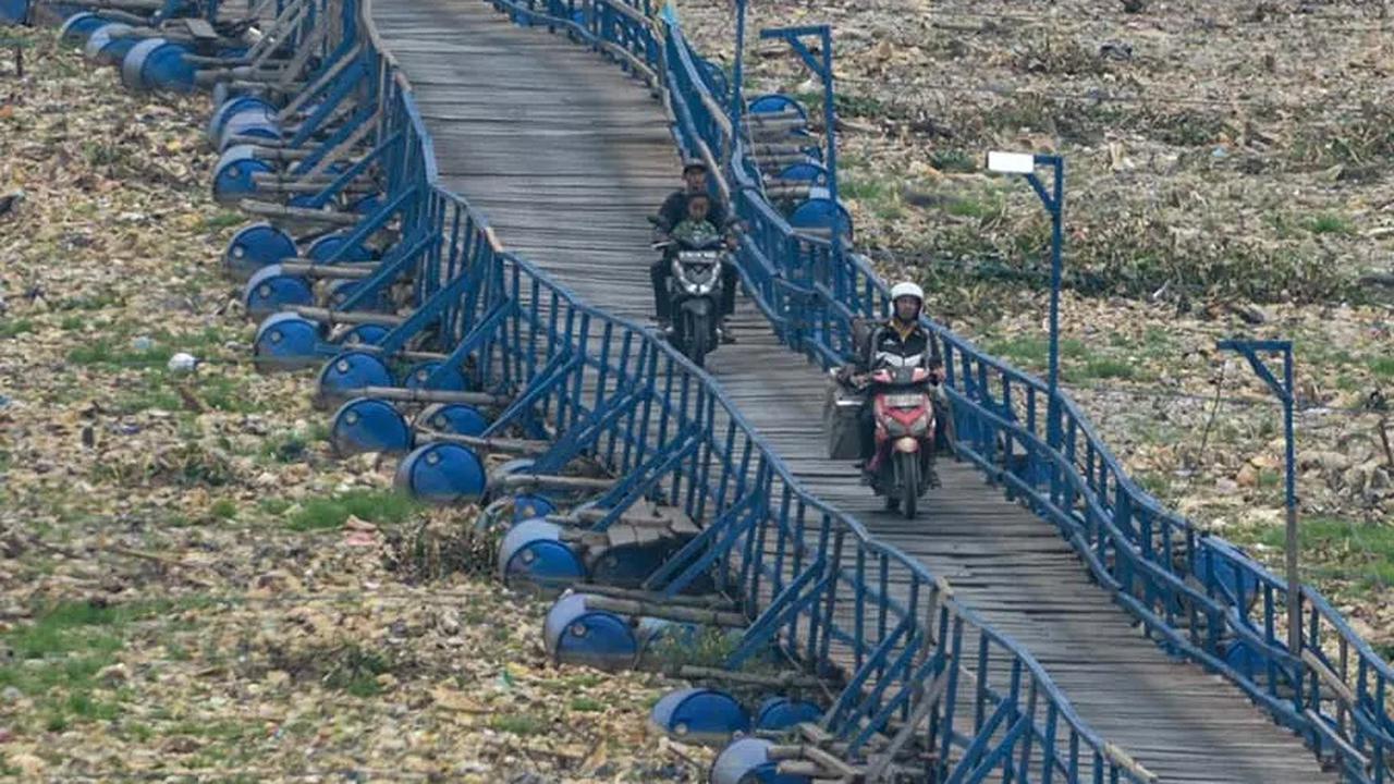 FOTO: Potret Miris Sungai Citarum Kering Kerontang, Jembatan Apung Ini Kandas di Dasar Kali