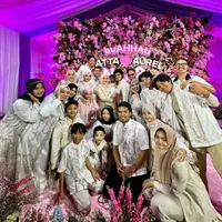 Dalam potret keluarga besar yang dibagikan Geni Faruk, terlihat mereka kompak kenakan busana nuansa pastel. [@ashanty_ash/@genifaruk]