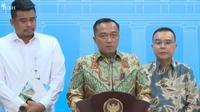 Menteri Sekretaris Negara Prasetyo Hadi dalam konferensi pers terkait polemik empat pulau yang disengketakan Aceh dan Sumatera Utara di Kantor Presiden, Jakarta, Selasa (17/6/2025).&nbsp;Konferensi pers turut dihadiri Menteri Dalam Negeri Tito Karnavian, Wakil Ketua DPR Sufmi Dasco Ahmad, Gubernur Sumatera Utara Bobby Nasution dan Gubernur Aceh Muzakir Manaf. (Merdeka.com)