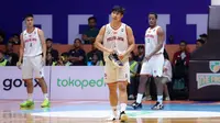 Pebasket Pelita Jaya, Muhamad Arighi memungut sepatunya pada laga gim pertama final IBL 2023 di Hall Senayan, Jakarta, Kamis (20/07/2023). Laga dimenangkan oleh Prawira Bandung dengan skor 74-65. (Bola.com/Bagaskara Lazuardi)
