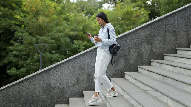 wanita juli turun tangga