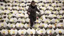 Seorang tengkulak yang mengenakan masker untuk mencegah penularan COVID-19 berjalan melewati deretan tuna beku di Pasar Toyosu, Tokyo, Jepang, 5 Januari 2021. Lelang tuna Tahun Baru tahunan berakhir tanpa perang penawaran yang mencengangkan. (Philip FONG/AFP)