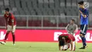 Pesepak bola Timnas Indonesia U-19 tertunduk usai mengalami kekalahan 1-4 atas Jepang U-19 pada laga uji coba babak kedua di Stadion Utama Gelora Bung Karno (SUGBK), Jakarta, Minggu (25/3). (Liputan6.com/Angga Yuniar)