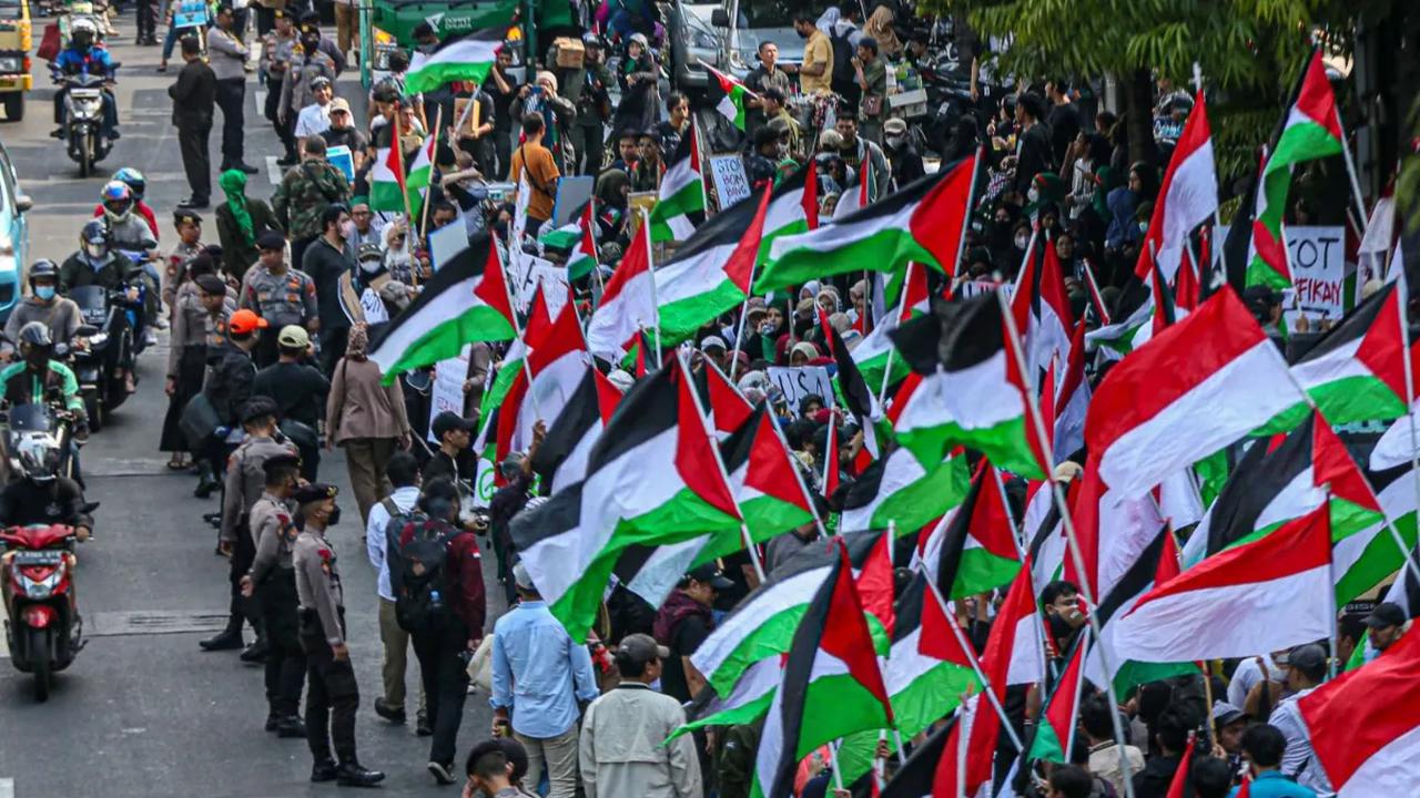 Warga turun ke jalan saat menggelar Aksi Bela Palestina untuk mengecam tindakan agresi militer Israel ke Gaza di depan kantor perwakilan PBB di Jakarta, Jumat (20/10/2023).<br>