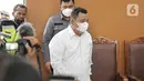 Kuat Maruf terdakwa  kasus pembunuhan berencana Brigadir Nofriansyah Yosua Hutabarat atau Brigadir J berjalan untuk mengikuti sidang lanjutan dengan agenda pembacaan nota pembelaan atau Pleidoi di Pengadilan Negeri Jakarta Selatan, Jakarta, Selasa (24/1/2023). Dalam pembacaan pledoinya, Kuat Maruf menyatakan kebingungannya atas tuntutan delapan tahun penjara yang diajukan jaksa penuntut umum. (Liputan6.com/Faizal Fanani)