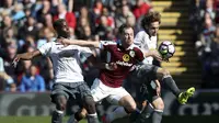 Pemain Burnley, Ashley Barnes (tengah) menerobos adangan pemain Manchester United, Paul Pogba dan Daley Blind pada lanjutan Premier League di Turf Moor Stadium, Burnley, Minggu (23/4/2017). MU menang 2-0.  (Martin Rickett/PA via AP)