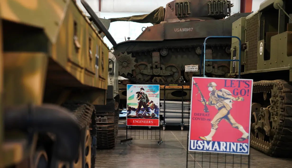 Poster Perang Dunia II yang diadaptasi untuk perjuangan melawan COVID-19 dipamerkan di Museum of American Armor di Plainview, New York, 15 Agustus 2020. Pameran poster Perang Dunia II yang kini diadaptasi tersebut untuk mengingatkan pengunjung agar waspada terhadap COVID-19. (Xinhua/Wang Ying)