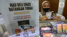 Petugas menunjukkan emas batangan di Galeri 24 Pegadaian, Jakarta, Senin (20/12/2024). (Liputan6.com/Angga Yuniar)
