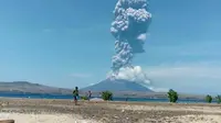 Gunung Lewotolo di NTT merupakan gunung berapi aktif. (Dok: Instagram @seputarntt)