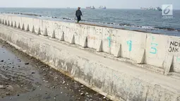 Suasana perbatasan laut dan daratan di kawasan Muara Baru, Jakarta Utara, Selasa (30/7/2019). Naiknya permukaan air laut selama bertahun-tahun menyebabkan kawasan tersebut terendam banjir hingga menyatu dengan lautan. (Liputan6.com/Immanuel Antonius)