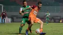 Pemain Borneo FC, Diego Michiels, berusaha melewati pemain PS TNI, Guntur Triaji. Pada laga ini PS TNI dan Borneo FC sama-sama melakukan empat kali tembakan yang mengarah ke gawang. (Bola.com/Vitalis Yogi Trisna) 