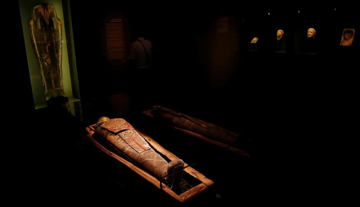 Mumi berusia 2.200 tahun dipajang di Museum Israel, Yerusalem, Rabu (27/7). Mumi Mesir berjenis kelamin pria berusia 30-40 tahun itu bernama "Iret-hor-r-u", yang berarti "Pelindung Mata Horus". (REUTERS/Ronen Zvulun)