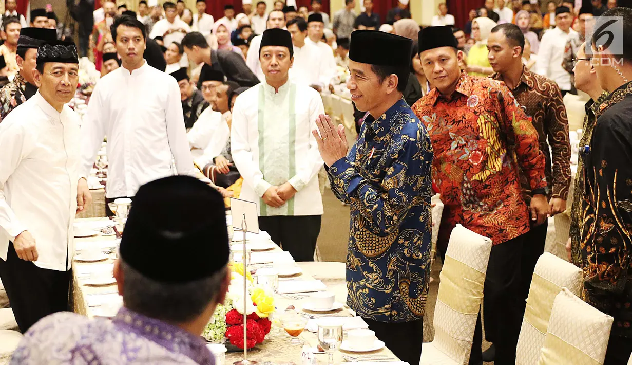 Presiden Jokowi saat menghadiri acara buka puasa bersama Anggota DPD RI di Kediaman Ketua DPD, Kuningan, Jakarta, Selasa (6/6). Buka puasa bersama tersebut untuk menjalin silahturahmi antara DPD RI dengan Presiden. (Liputan6.com/Angga Yuniar)
