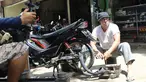 Vokalis band Repvblik, Ruri dalam pembuatan video klip 'Sayang Sampai Mati' di kawasan Depok, Jawa Barat, Kamis (19/1). Band Repvblik membuat video klip dengan konsep  tentang orang susah yang memperjuangkan pasangannya. (Liputan6.com/Herman Zakharia)