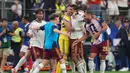 Para pemain Spanyol merayakan kemenangan setelah pertandingan semifinal Piala Dunia antara Prancis dan Spanyol di Arlington, Texas, dekat Dallas, Selasa, 14 Juli 2026. (AP Photo/Abbie Parr)