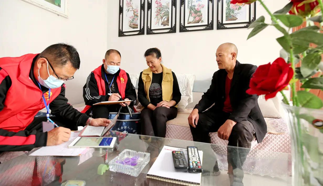 Petugas sensus mencatat data kependudukan dari sebuah rumah tangga di Desa Qidong, Qicun, yang terletak di Kota Zaozhuang, Provinsi Shandong, China pada 1 November 2020. China pada Minggu (1/11) memulai sensus populasi nasional ketujuh (Xinhua/Sun Zhongzhe)