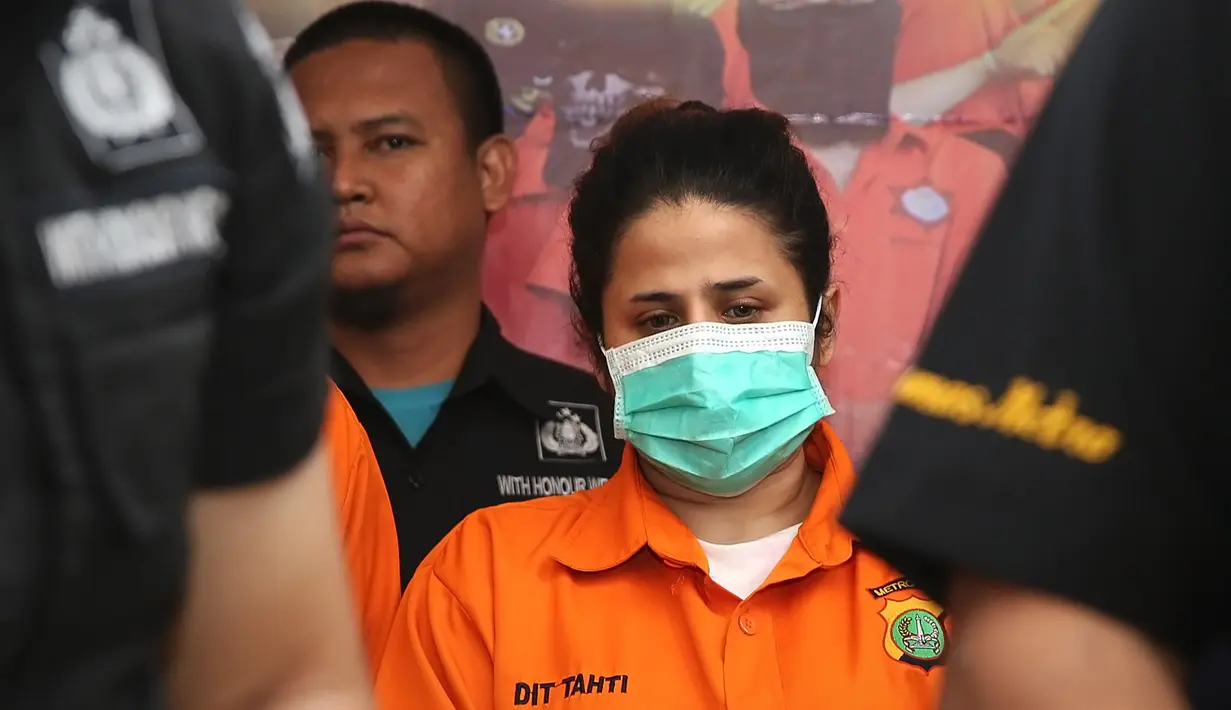 Penyanyi dangdut senior Elvy Sukaesih sedang dilanda sedih. Bagaimana tidak, pada hari yang sama, Jumat (16/2/2018) dua anak dan satu anak mantu tertangkap narkoba dan dinyatakan tersangka.  (Bambang E Ros/Bintang.com)