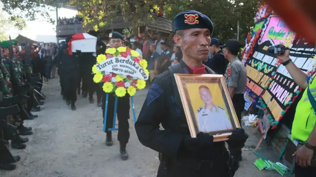 Jenazah Brigpol Anumerta Hedar tiba di Bandara Internasional Sultan Hasanuddin, Makassar, Selasa (13/8/2019) sekitar pukul 15.00 Wita. (Foto: dok Divisi Humas Polri)