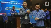 Bakal Calon Gubernur dan Bakal Calon Wakil Gubernur, Ridwan Kamil (tengah) bersama Suswono berpose usai menerima surat rekomendasi Partai Demokrat untuk maju pada Pilkada Provinsi DKI Jakarta di kantor Dewan Pimpinan Pusat (DPP) Partai Demokrat, Jakarta, Selasa (27/8/2024). (Liputan6.com/Angga Yuniar)