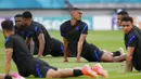 Para pemain Belanda mengikuti sesi latihan di Stadion Ferenc Puskas, Budapest, Hungaria, Sabtu (26/6/2021). Belanda akan menghadapi Republik Ceko pada pertandingan babak 16 besar Euro 2020. (AP Photo/Darko Bandic)