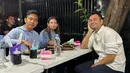 <p>Presenter kondang Raffi Ahmad membagikan momen bersama Gibran Rakabuming Raka dan istrinya, Selvi Ananda makan bareng di kawasan Tebet, Jakarta Selatan. Pria dua orang anak itu senang karena anak orang nomor satu di Indonesia itu mau mampir ke warung kaki lima. Berikut potretnya. [Instagram/raffinagita1717]</p>