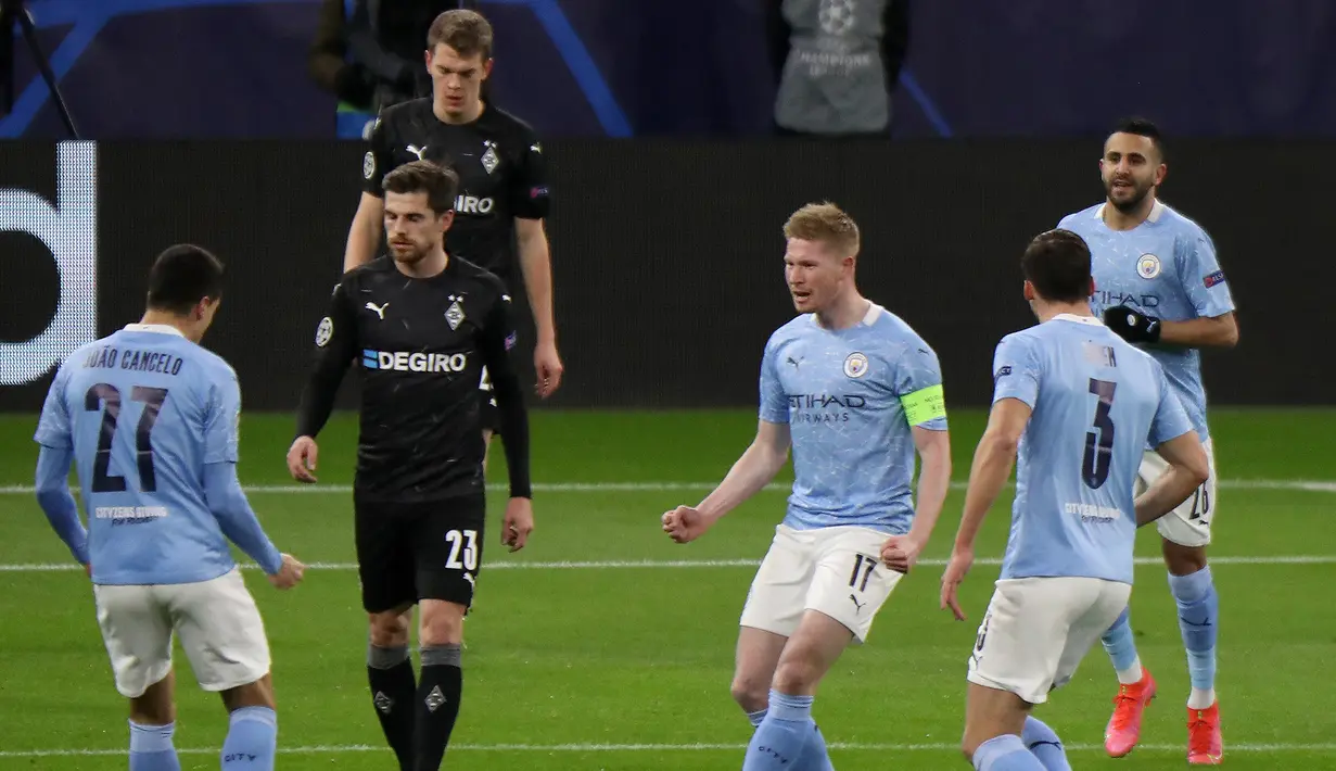 Gelandang Manchester City, Kevin De Bruyne (tengah) melakukan selebrasi usai mencetak gol pertama timnya ke gawang Borussia Moenchengladbach dalam laga leg kedua babak 16 besar Liga Champions 2020/2021 di Puskas Arena, Selasa (16/3/2021). Manchester City menang 2-0 atas Gladbach. (AFP/Peter Kohalmi)