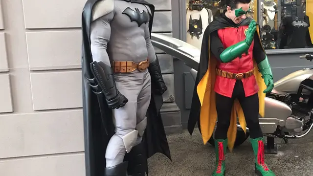 Pertemuan Kembali Batman dan Robin dengan The Justice League di Warner Bross Movie World Australia