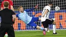 Pemain Jerman Florian Neuhaus (kanan) mencetak gol ke gawang Denmark yang dijaga kiper Kasper Schmeichel pada pertandingan persahabatan di Tivoli Stadion Tirol, Innsbruck, Austria, Rabu (2/6/2021). Pertandingan berakhir dengan skor 1-1. (Frederico Gambarini/Pool via AP)