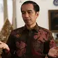  Presiden RI Joko Widodo menjawab pertanyaan saat wawancara khusus di Istana Merdeka, Jakarta Pusat, Jumat (16/10/2015). (Liputan6.com/Immanuel Antonius)