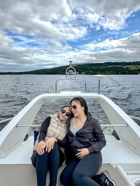 Nikita Willy pilih padukan tanktop abu-abu dengan jaket dan legging cutbray [@nonawilly16]