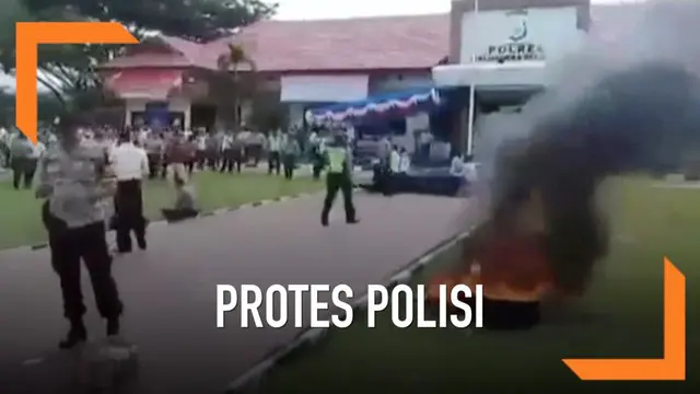 Ratusan anggota Polisi memprotes Kapolres Halmahera Selatan. Mereka memprotes pembayaran Honor Pengamanan Pemilu yang belum dibayar. Para Polisi merusak fasilitas Kantor dan membakar Ban Bekas.