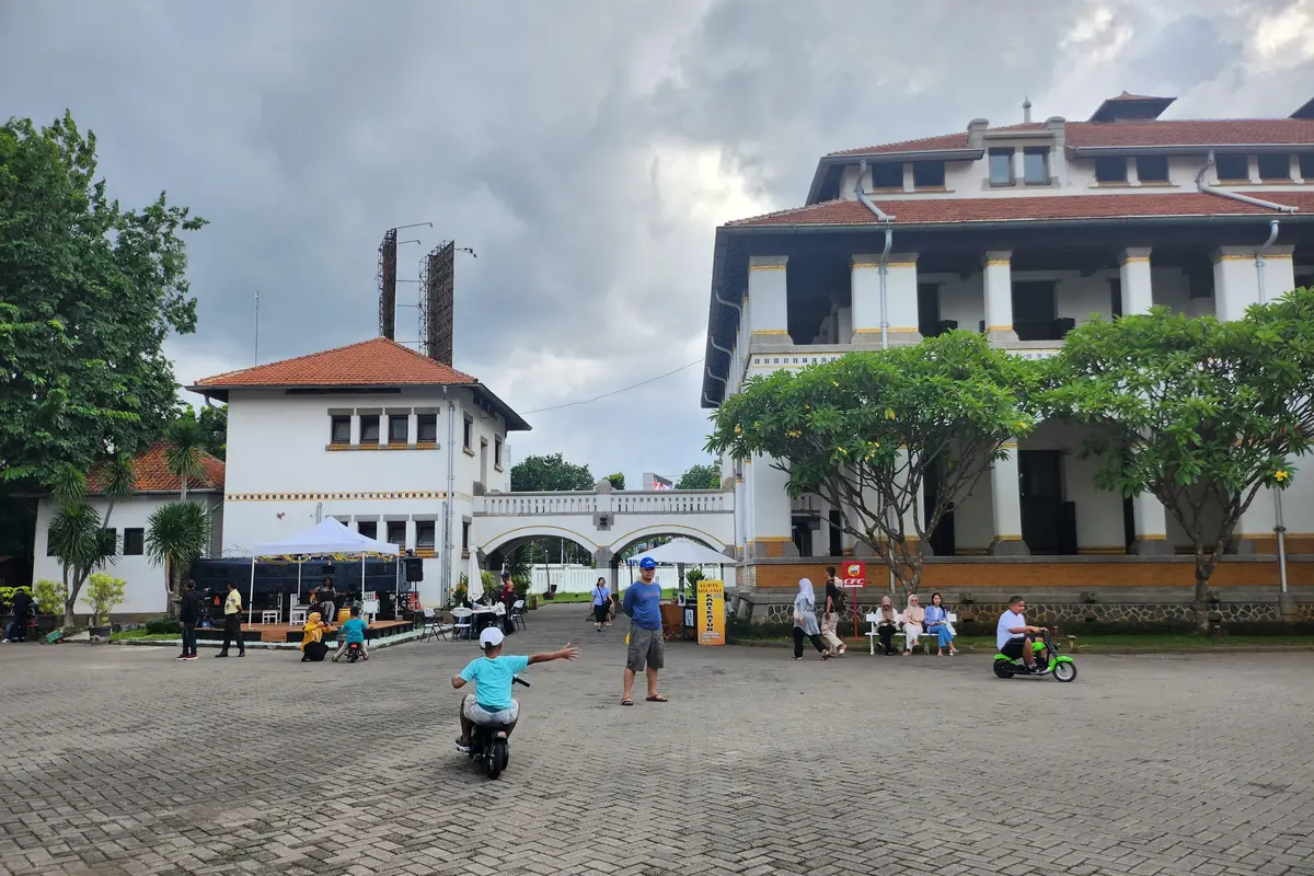 Kompetisi Foto Lepas Merpati di Lawang Sewu di Hari Valentine, Yang Paling Romantis Jadi Pemenang
