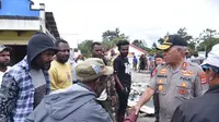 Kapolda Papua, Irjen Pol Paulus Waterpauw bertemu warga di Wamena, Kabupaten Jayawijaya. (Liputan6.com/Katharina Janur/Polda Papua)