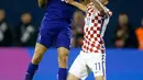 Pemain Yunani, Alexandros Tziolis berebut bola dengan pemain Kroasia, Marcelo Brozovic pada leg pertama playoff Piala Dunia 2018 di Stadion Maksimir, Jumat (10/11). Kroasia memperbesar peluangnya lolos ke putaran final usai menang 4-1. (AP/Darko Bandic)