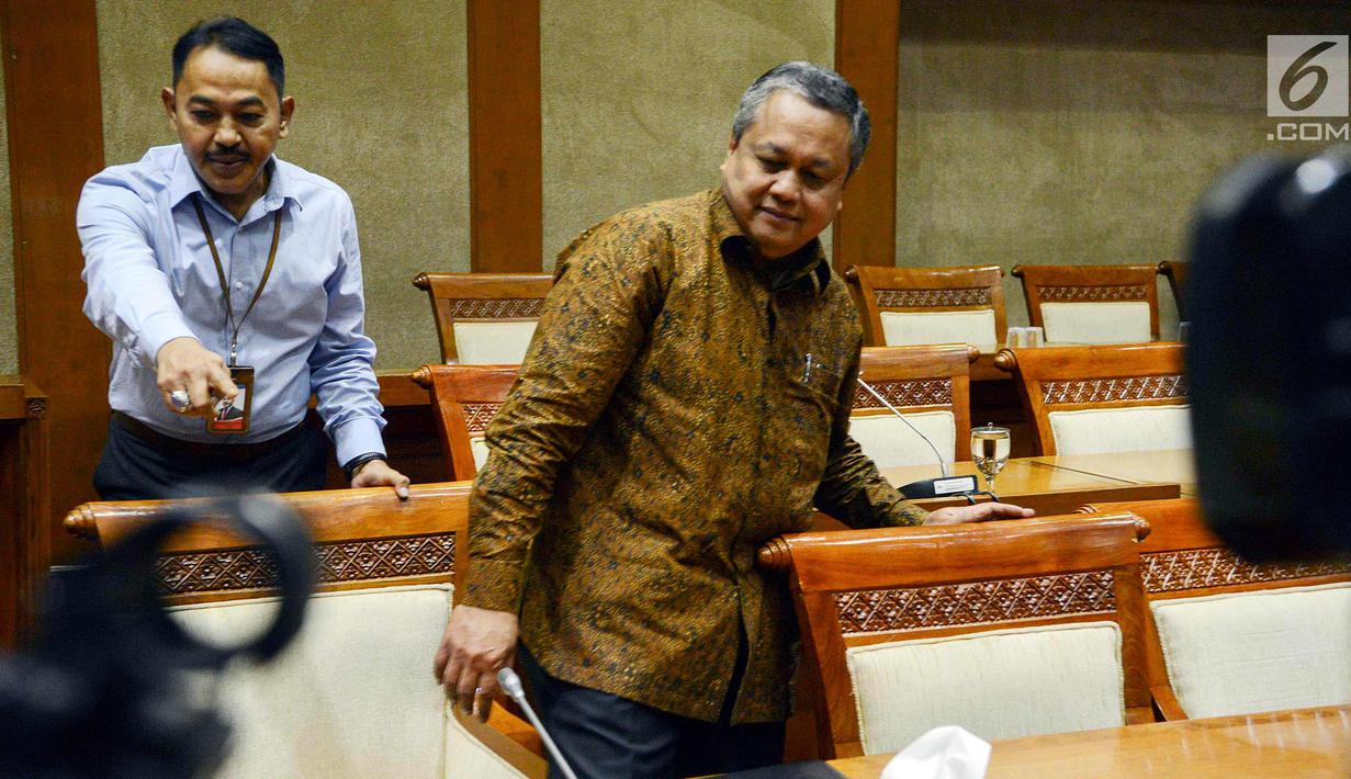 Deputi Gubernur BI, Perry Warjiyo bersiap menjalani uji kepatutan dan kelayakan di kompleks Parlemen, Senayan, Jakarta, Rabu (28/3). Perry Warjiyo merupakan calon tunggal yang ditunjuk Presiden Joko Widodo sebagai Gubernur BI. (Liputan6.com/Johan Tallo)