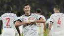 Striker Bayern Munchen, Robert Lewandowski berselebrasi usai mencetak gol ke gawang Borussia Dortmund pada pertandingan final final Piala Super Jerman di Signal Iduna Park, Jerman, Rabu (18/8/2021). Lewandowski mencetak dua gol dipertandingan ini. (AP Photo/Martin Meissner)