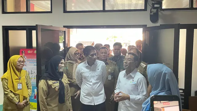 Wakil Menteri Kesehatan Benjamin Paulus Octavianus bersama Wakil Menteri Dalam Negeri Akhmad Wiyagus turun langsung meninjau pelayanan kesehatan di Puskesmas Way Halim II, Bandar Lampung, Selasa (14/4/2026) (Liputan6.com/Ardi Munthe)